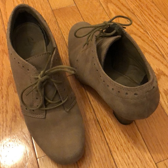 Clarks Suede Mary Janes booties with stitching and modest heel - Picture 6 of 7